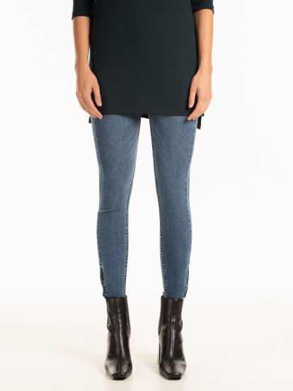 Skinny jeans with zippers on hems
