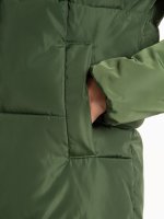 THINK GREEN: Dlouhá prošívaná bunda s vatováním z recykolvaného polyesteru