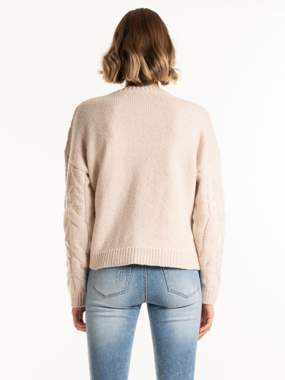 Sweter ze splecionym wzorem
