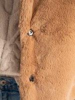 Kabát z umělé kožešiny