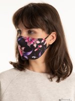 Védő maszk és virágmintával