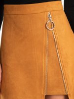 Spódnica mini wykonana z imitacji zamszu