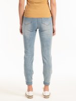 Slim jeans with cut on knee