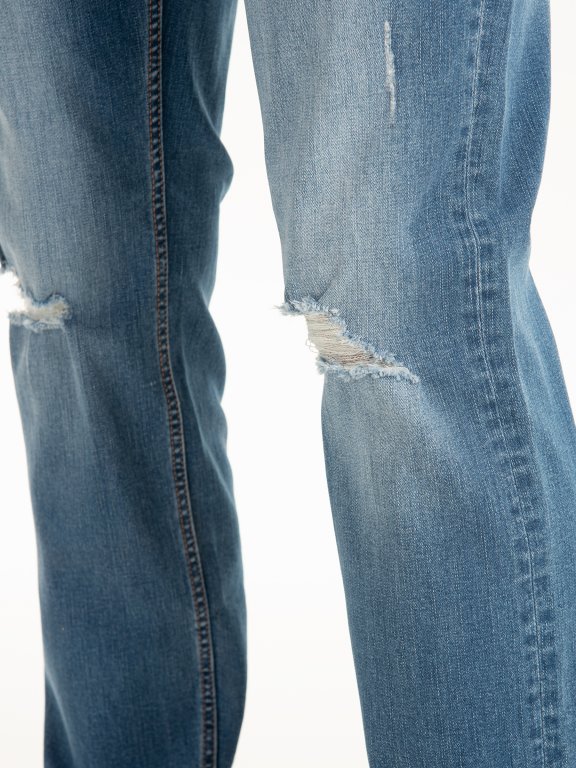 Regularne  jeansy z przetarciami