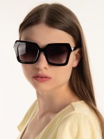 Hranaté slnečné okuliare
