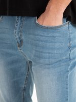 Základné džínsy slim fit
