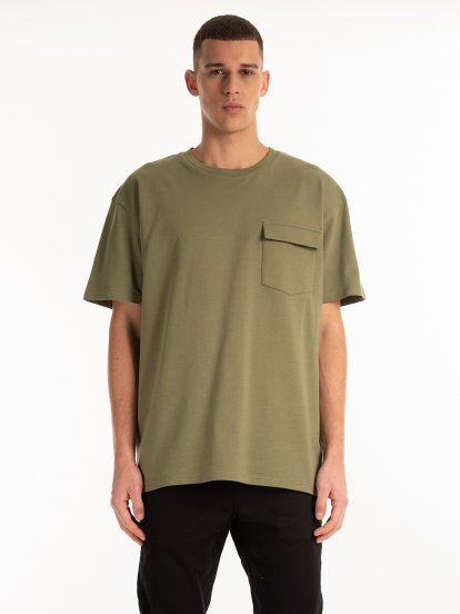 Oversized tee with chest pocket
