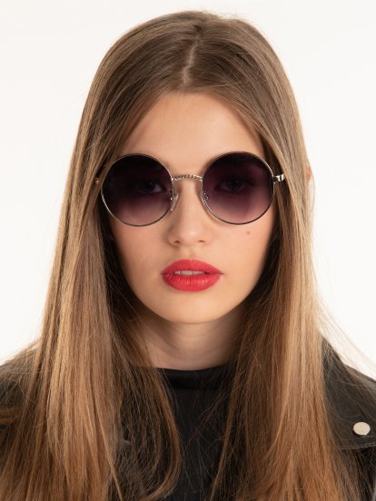 Round sunglasses with chain details
