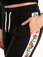 Spodnie dresowe z kwiatowym nadrukiem