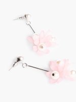 Long earrings with flower design and faux pearls