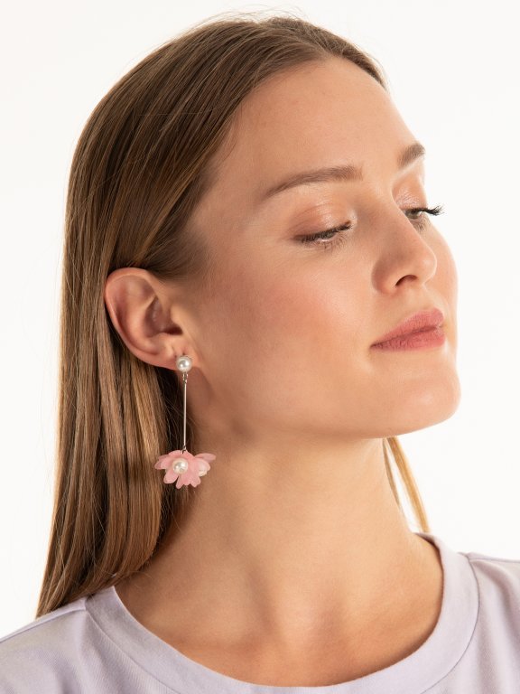 Long earrings with flower design and faux pearls