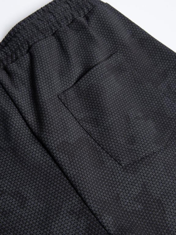 Spodnie dresowe z nadrukiem w kamuflażu