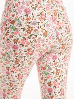 Elastické kalhoty s květinovým potiskem