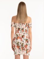 Sukienka w kwiaty z odkrytymi ramionami