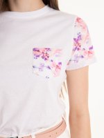 Bavlnené tričko s kvetovanými rukávmi a náprsným vreckom