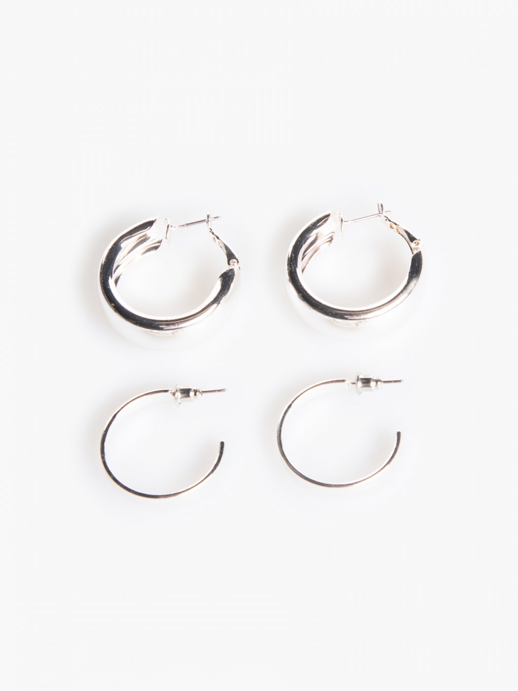 2 pairs of hoop earrings