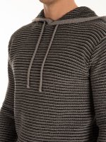 Pruhovaný pletený pulovr s kapucí