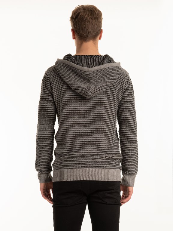 Pruhovaný pletený pulovr s kapucí