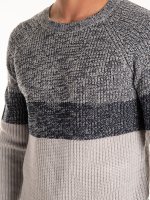 Pruhovaný pulovr