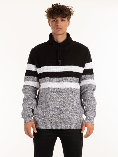 Pruhovaný pulovr s vysokým límcem