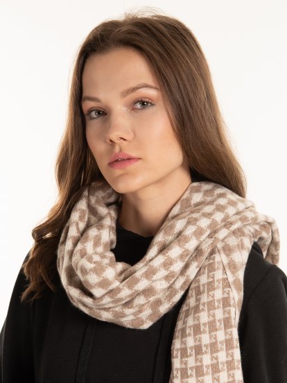 Scarf with pattern