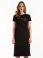 T-shirtowa sukienka midi z napisem