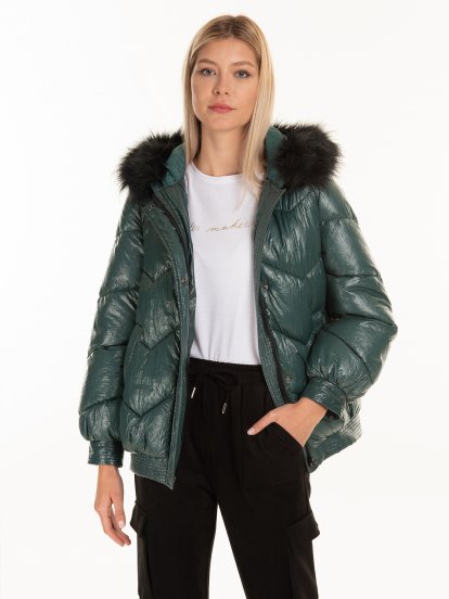 Fényes steppelt női kapucnis kabát