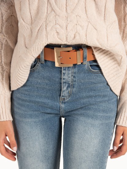 Belt with massive buckle