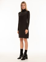 Knitted dress with decorative pearls