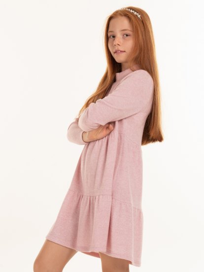 Pletené dívčí šaty s dlouhým rukávem a volány