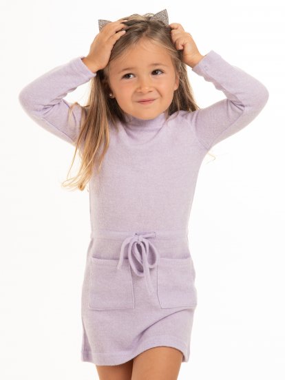 Pletené dívčí šaty s dlouhým rukávem a kapsami