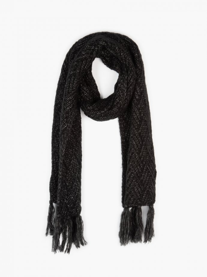 Knitted scarf with tassels