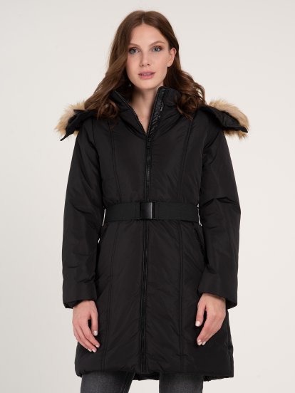 Vatovaná dámská bunda na zip s opaskem a umělou kožešinou na kapuci