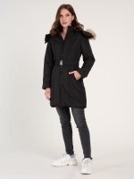 Vatovaná dámska bunda na zips s opaskom a umelou kožušinou na kapucni