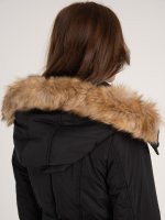 Vatovaná dámska bunda na zips s opaskom a umelou kožušinou na kapucni