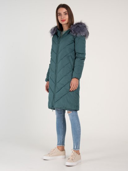 Dlouhá prošívaná bunda z recyklovaného polyesteru, páskem a kožešinou na kapuci dámská