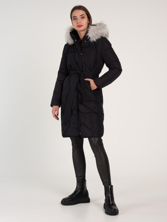 Dlhá prešívaná bunda s vatovaním z recyklovaného polyesteru, opaskom a kožušinou na kapucni dámska