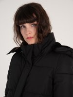 Dlhá prešívaná bunda s vatovaním z recyklovaného polyesteru s kapucňou dámska