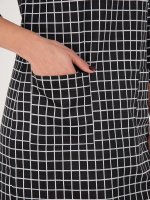 Kostkované elastické mini šaty s 3/4 rukávem