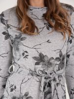 Knitted long sleeve floral dress with round neck and belt
