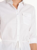 Prodloužená košile s páskem dámská