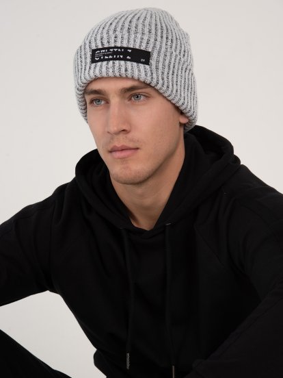 Knitted beanie with patch
