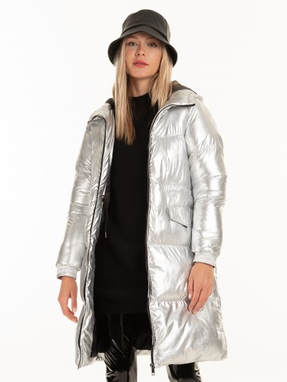 Prodloužená metalická bunda s kontrastní podšívkou a kapucí dámská