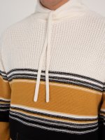 Pruhovaný pulovr s kapucí