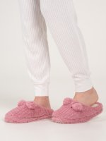 Warm slippers with metallic hearts