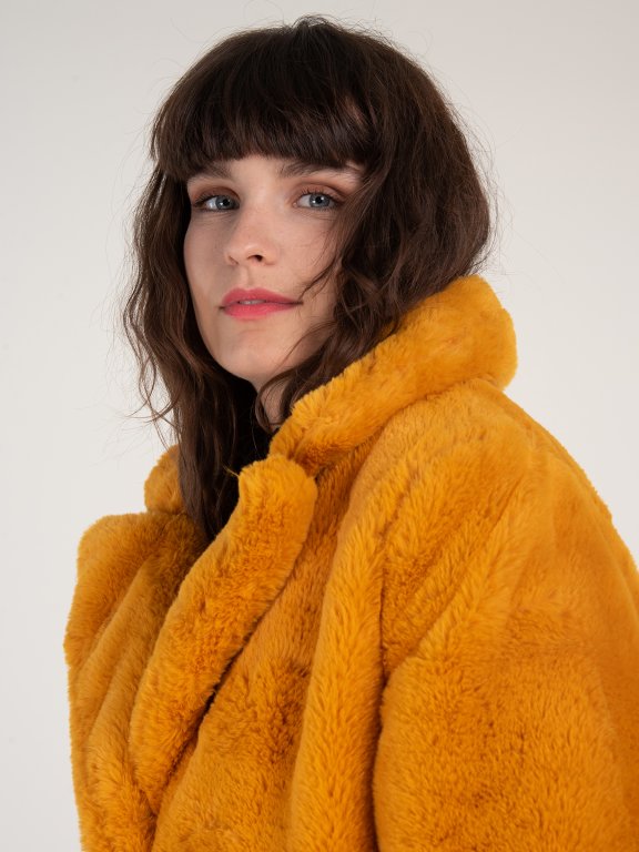 Krátký dámský kabát z umělé kožešiny