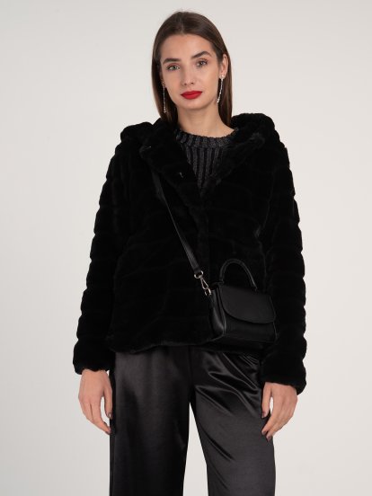 Krátký dámský kabát z umělé kožešiny s kapucí