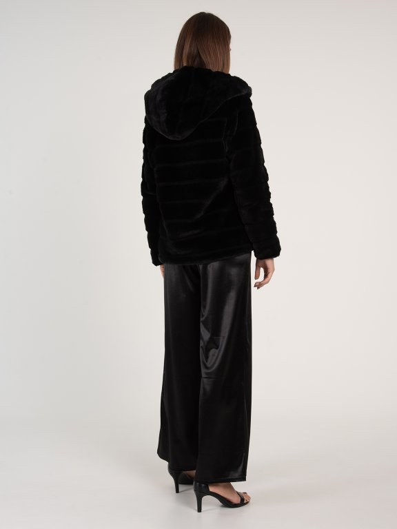 Krátký dámský kabát z umělé kožešiny s kapucí