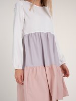 Viacfarebné colour block šaty s volánom
