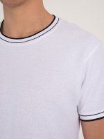 Bavlněné piketové tričko s krátkým rukávem a pruhovaným lemem pánské